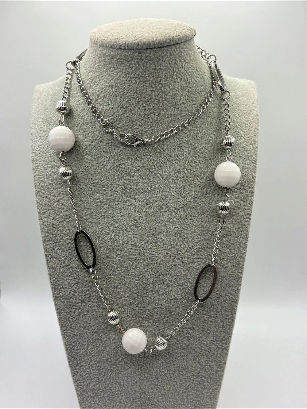 Beaded Oval Link Necklace in Silver & White Like New 25”